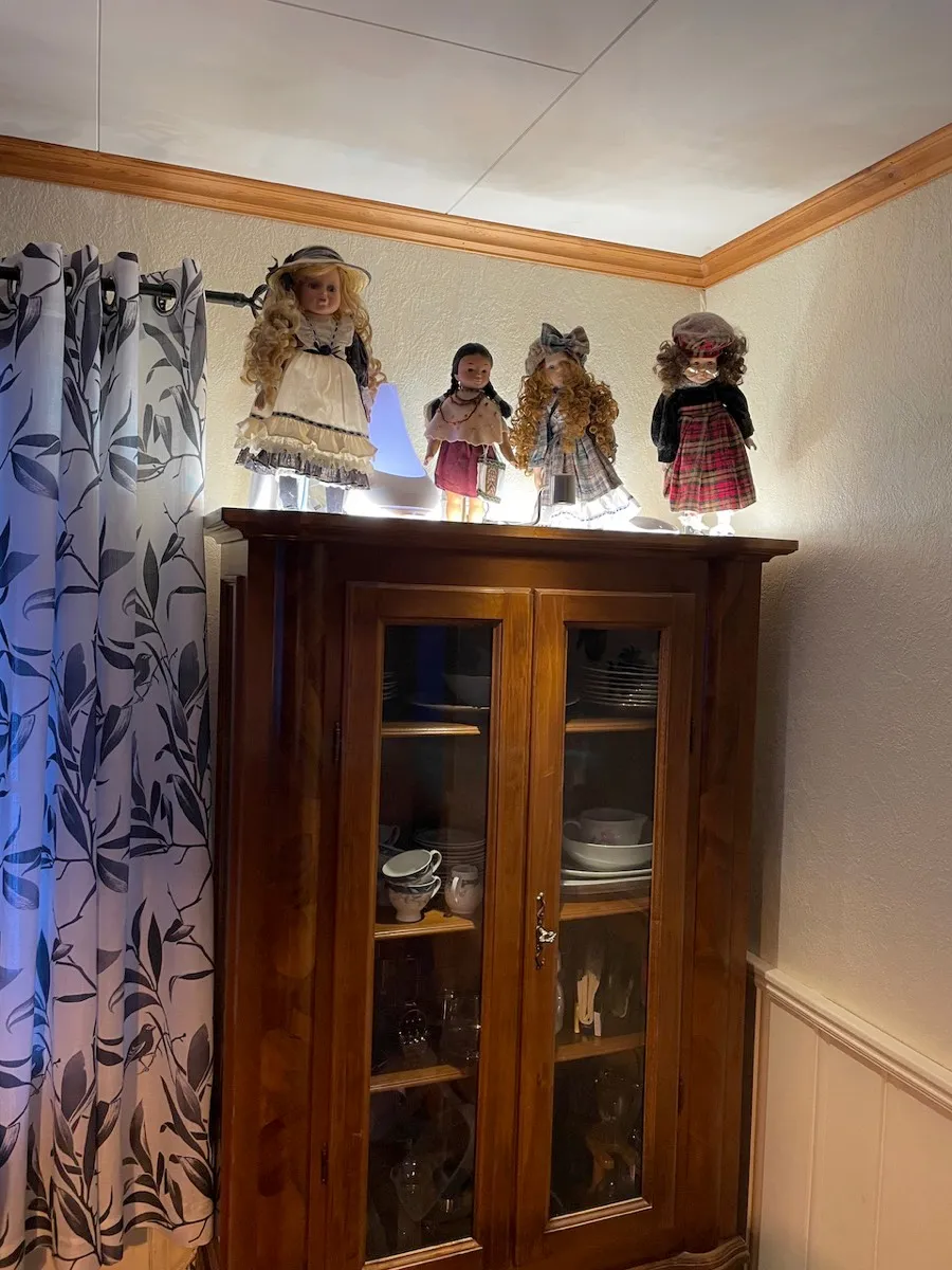 Vitrineskap med en Hue lysstripe rundt kanten og skaplampe som lyser ned i skapet