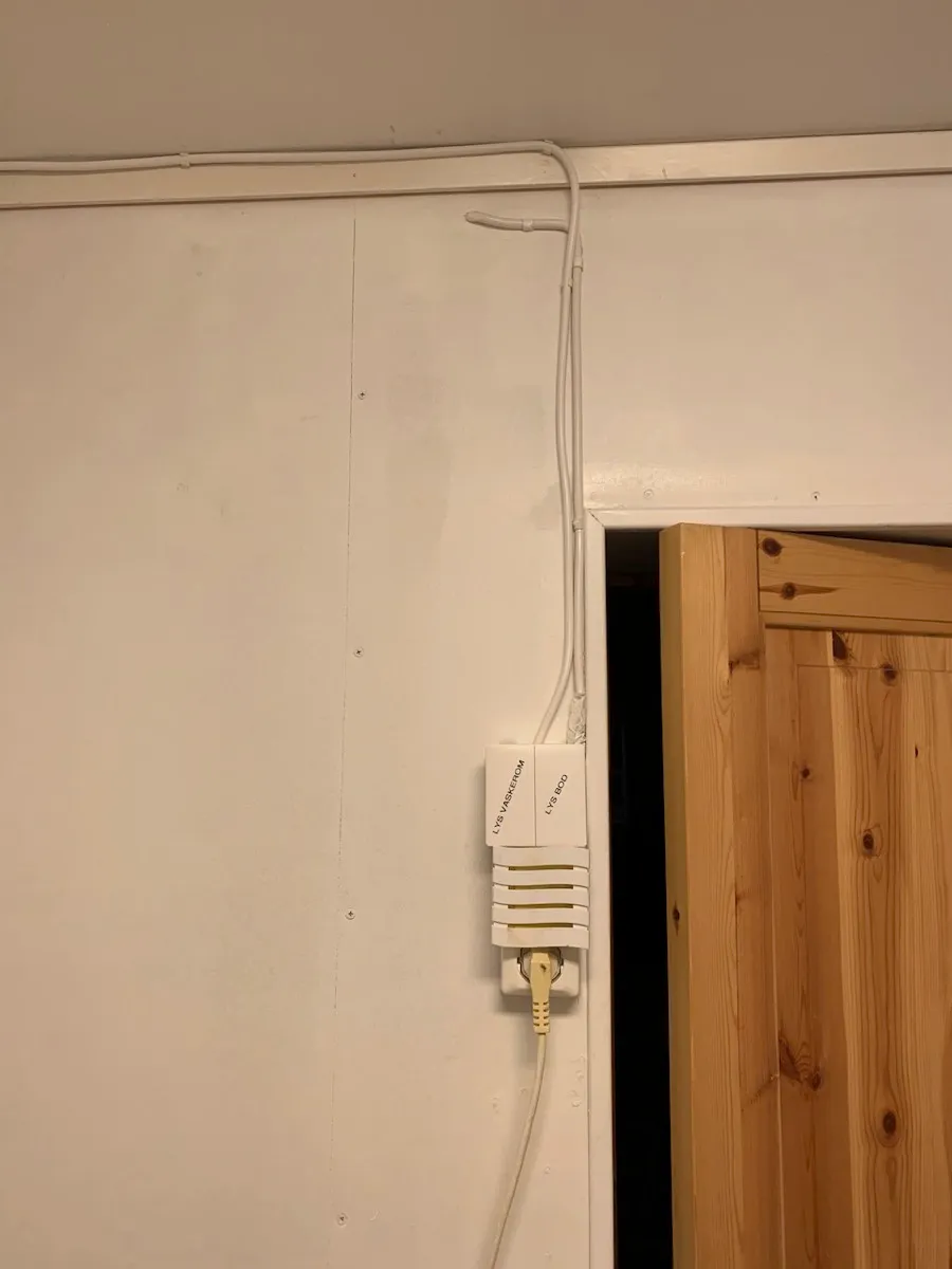 Ikke-smart LED-armaturer til venstre, helt til venstre vises også Verisure røykvarsler, Aqara lysbryter i midten og Aqara bevegelsessensor til høyre