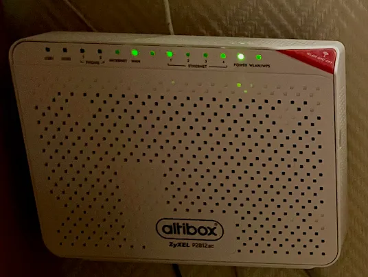 Bilde til venstre, hjemmesentralen fra altibox Bilde til høyre, kamerasensoren fra Verisure