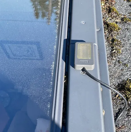 Venstre, takvinduet med installert motorstyring, i midten regnsensor som styrer automatisk lukking og til høyre styringsboks for motorstyringen, som dessverre er nokså stor, og vi har plassert den litt skjult bak/under en stol, og oppå den basestasjonen for Velux-systemet (se omtale under)