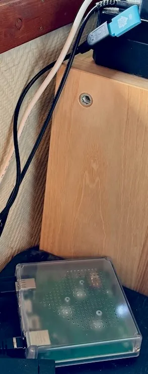 Synology NAS til venstre, som huser Homebridge-serveren, Home Assistant Green med Connect i midten og Home Assistant Connect ZBT-2 til høyre
