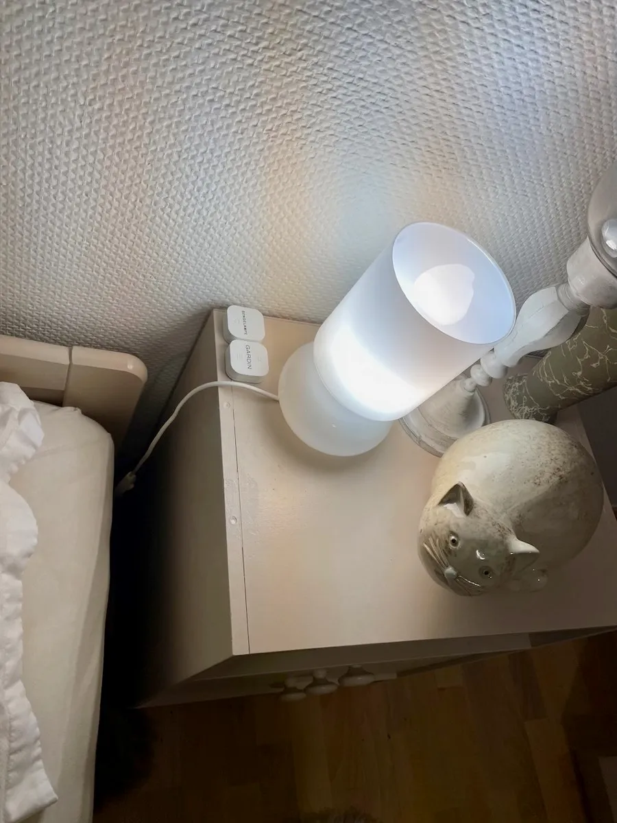 Nattbordslampe med smart pære og bryter (samt fjernkontroll for rullegardin)