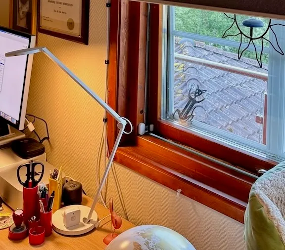 Pulten med Hue bevegelsessensor og Mi pultlampe