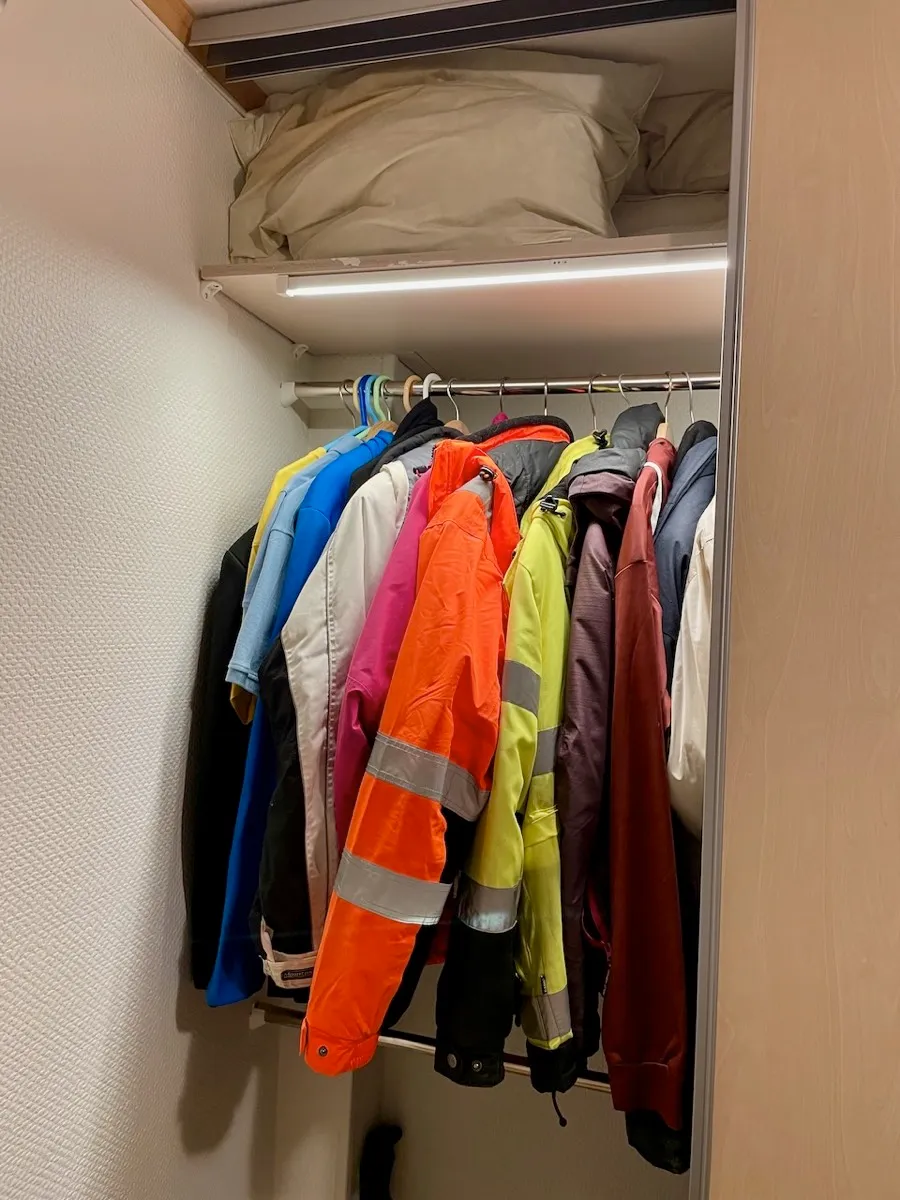 Ikea Skydrag LED lyslist i klesskapet