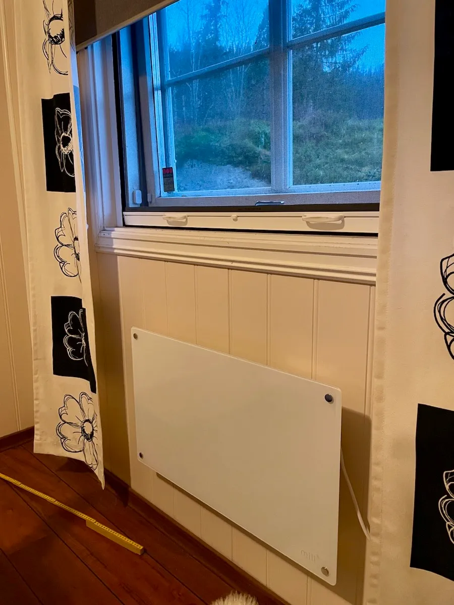 Mill varmeovn med WiFi-styring, med Aqara vindussensor over