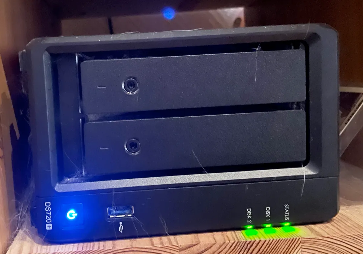 Synology NAS til venstre, som huser Homebridge-serveren, Home Assistant Green med Connect i midten og Home Assistant Connect ZBT-2 til høyre
