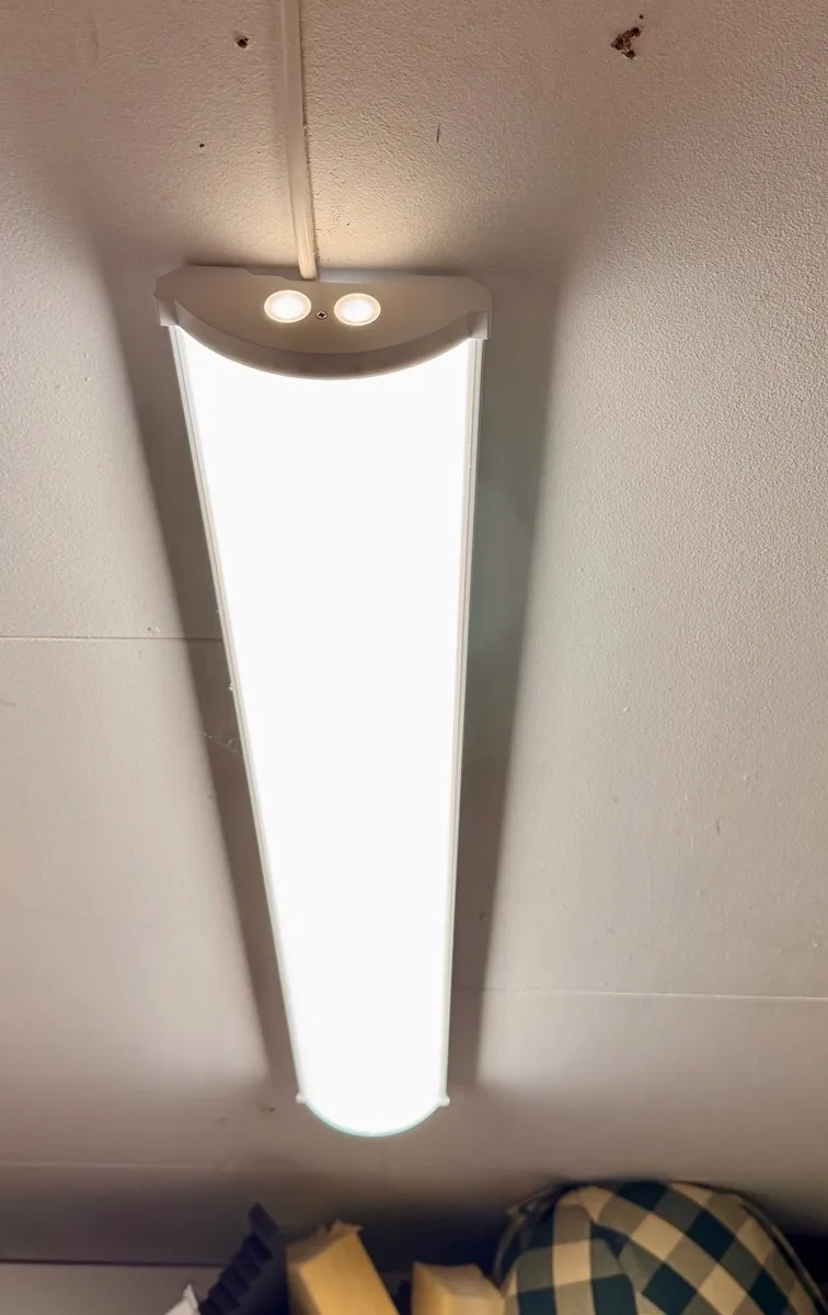 Ikke-smart LED-armaturer til venstre, helt til venstre vises også Verisure røykvarsler, Aqara lysbryter i midten og Aqara bevegelsessensor til høyre
