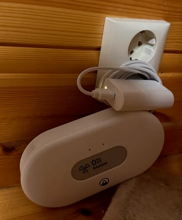 Airthings Radon View, praktisk plassert ved en stikkontakt