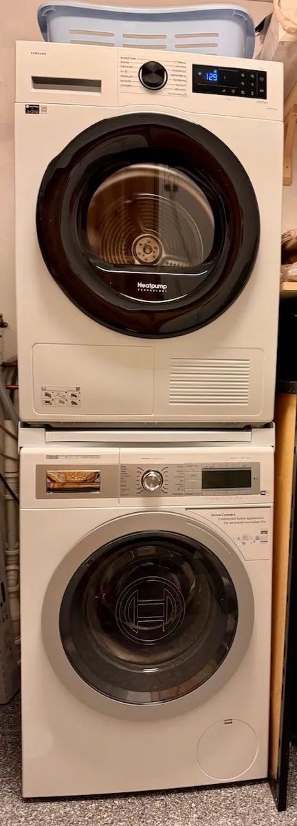 Bosch vaskemaskin og skjermbilde fra Home Connect-appen
