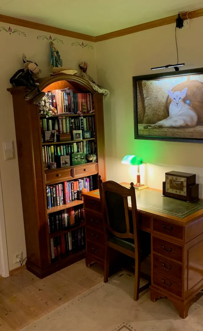 Smartpære i lampe på skrivebordet