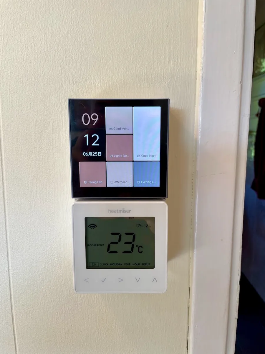 Heatmiser-termostaten på veggen utenfor badet (mer om Aqara-bryteren over termostaten under bibliotek), den trådløse romføleren montert under baderomsinnredningen og vindussensoren