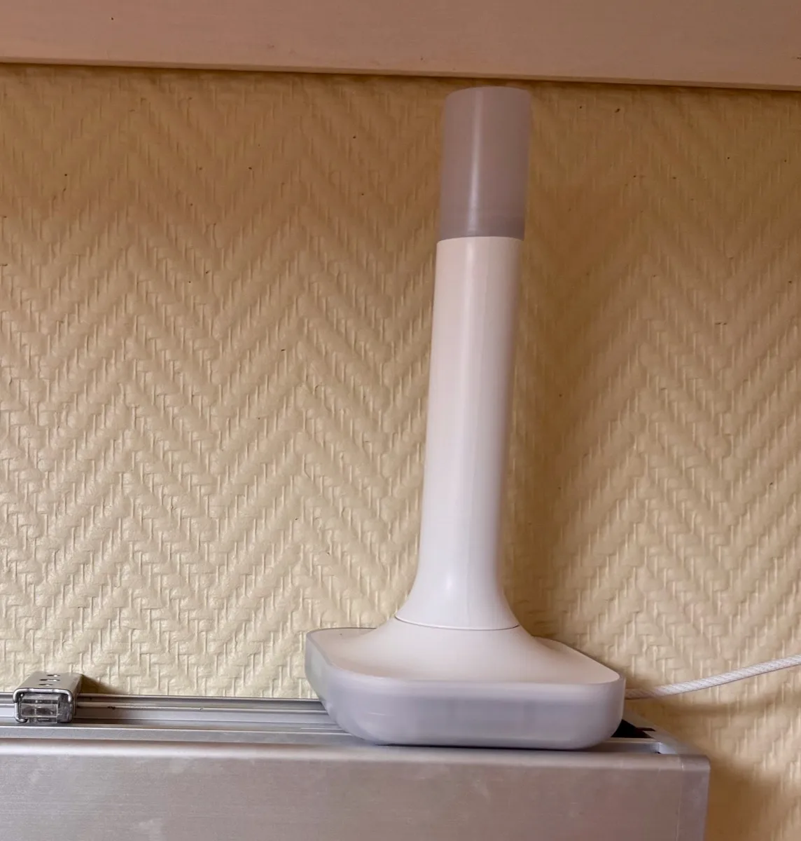 Synology NAS til venstre, som huser Homebridge-serveren, Home Assistant Green med Connect i midten og Home Assistant Connect ZBT-2 til høyre