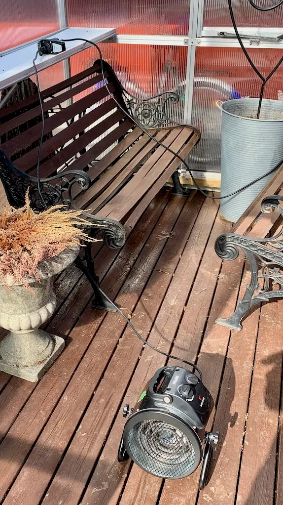Til venstre, drivhuset uten fremført permanent strøm, til høyre drivhusovnen og smartpluggen som styrer den