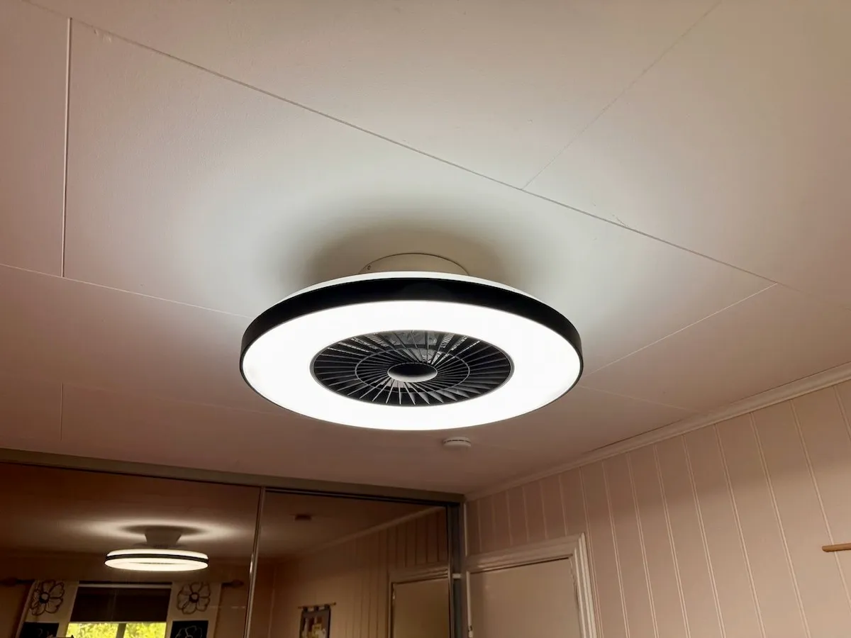 Lindby smart takvifte med lys