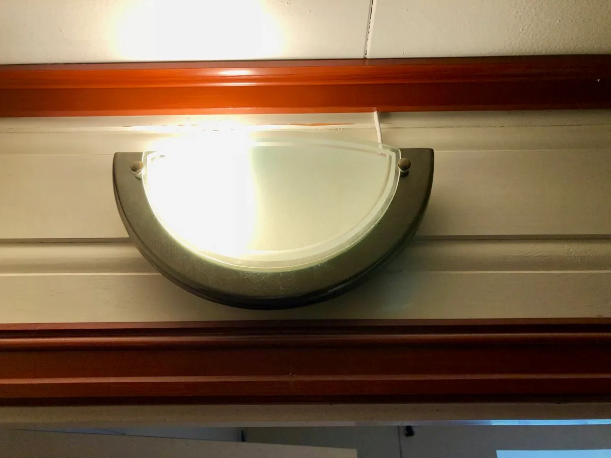 Loevschall LED-lys over speil og under skap tilkoplet driver skjult oppå hyllen og vegglampe med Hue pære og Hue bevegelsessensor lettvint plassert vendt mot døren