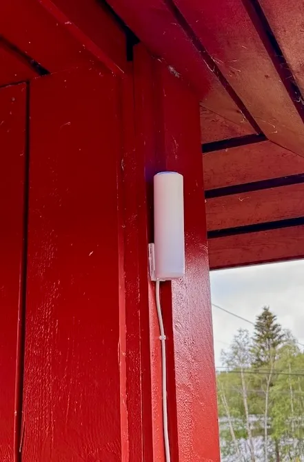 UniFi aksesspunkt, plassert høyt og litt beskyttet under taket
