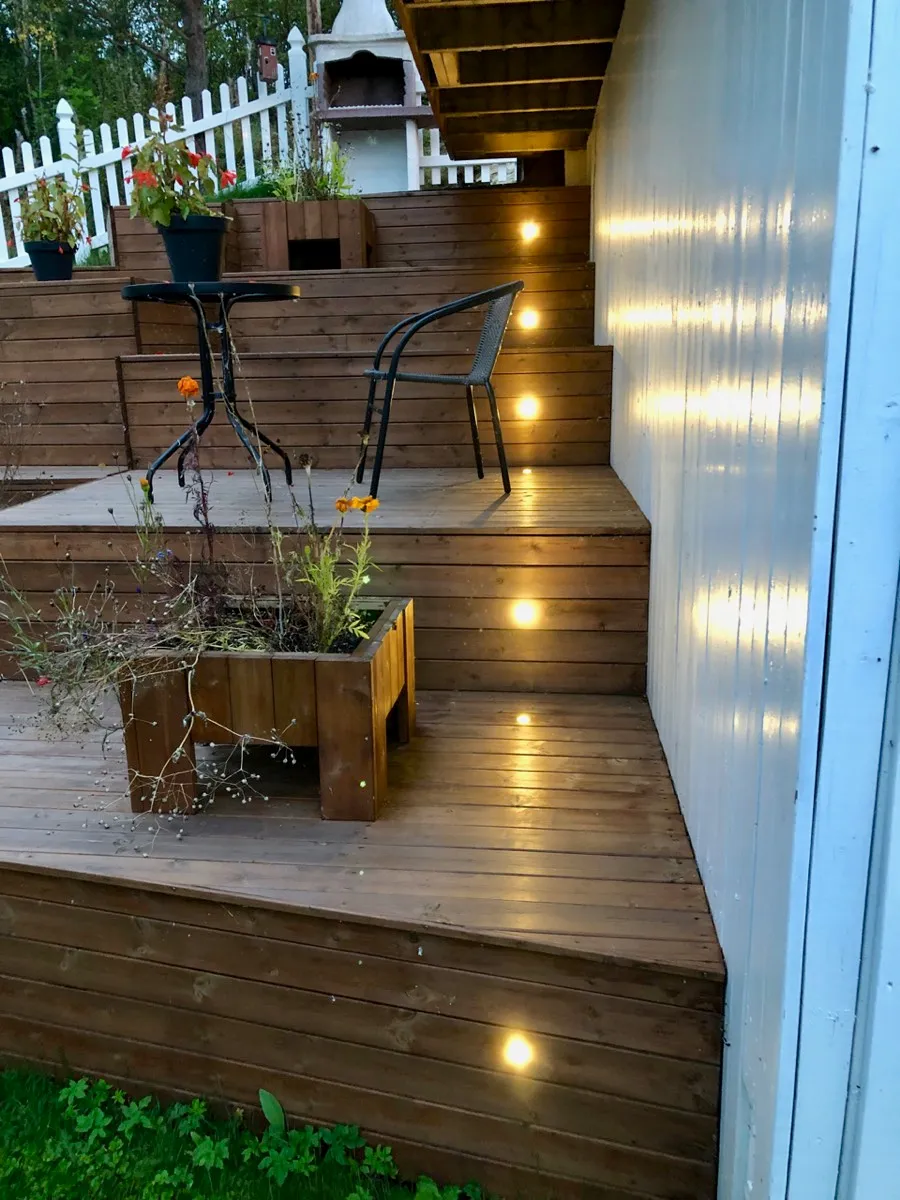 LED-lys nedfelt i trappebed