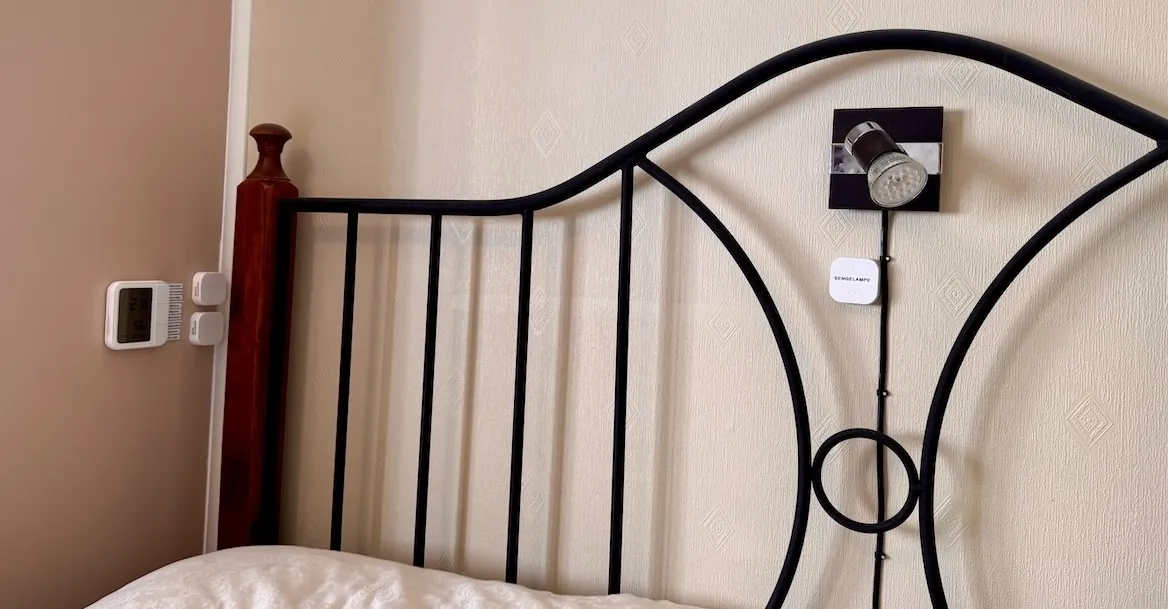 Lampe ved sengen, med smart pære og trådløs bryter (og til venstre for hodegjerdet, Aqara smart bryter og fjernkontrollene for Fyrtur rullegardinene, se lenger ned)