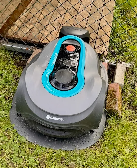 Gardena smart robotgressklipper, parkert på ladestasjonen