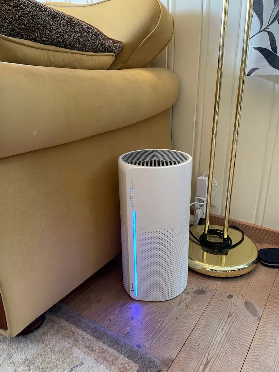 Sensibo luftrenser med stilig, blå LED-stripe