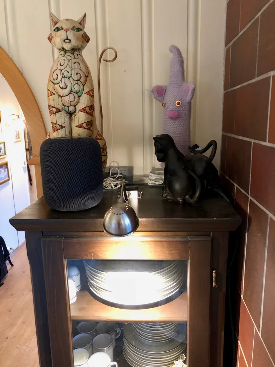 IKEA Format lampe på vitrineskap, med IKEA Trådfri driver i bakgrunnen (og Apple HomePod i forkant)