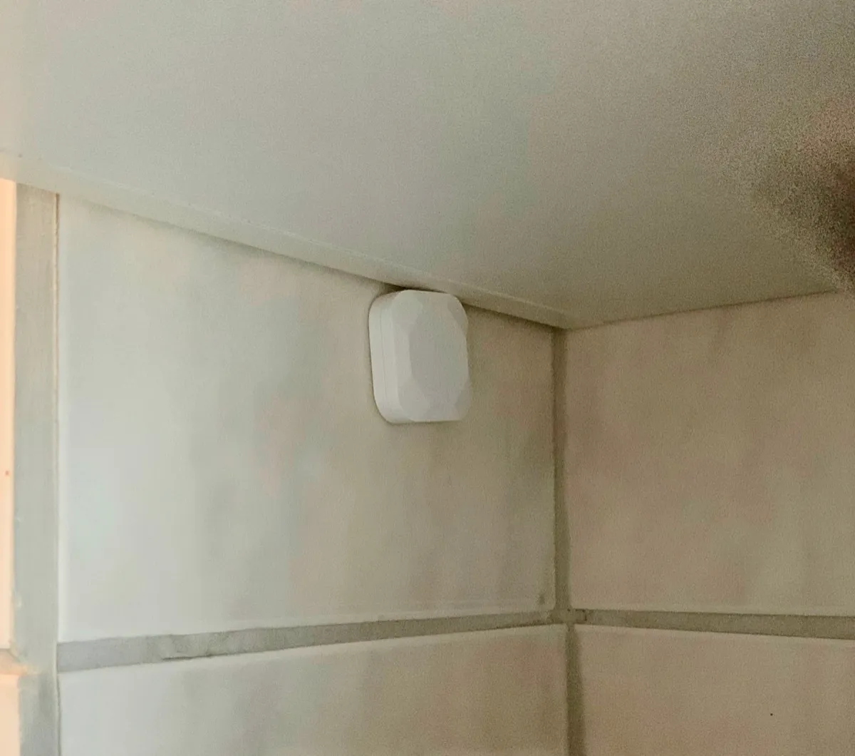 Heatmiser-termostaten på veggen utenfor badet (mer om Aqara-bryteren over termostaten under bibliotek), den trådløse romføleren montert under baderomsinnredningen og vindussensoren
