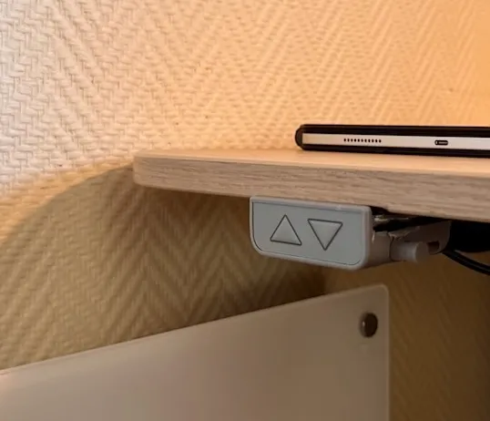 IKEA Bekant skrivebord med modifisert bryterpanel
