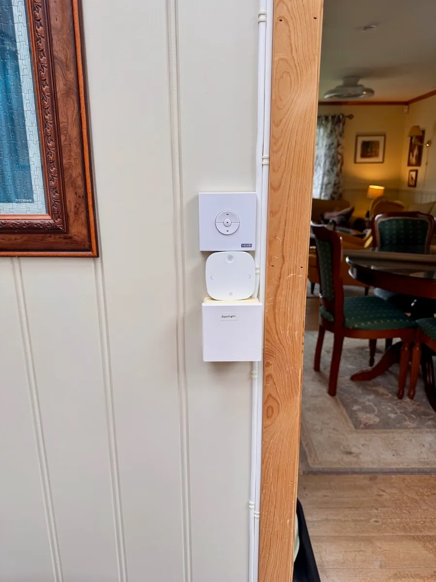 Spotrekke oppunder taket, med smarte pærer, styrt av en Aqara smart lysbryter og Styrbar dimmer (over denne er “fjernkontrollen” til takvinduet plassert, se omtale lenger ned)