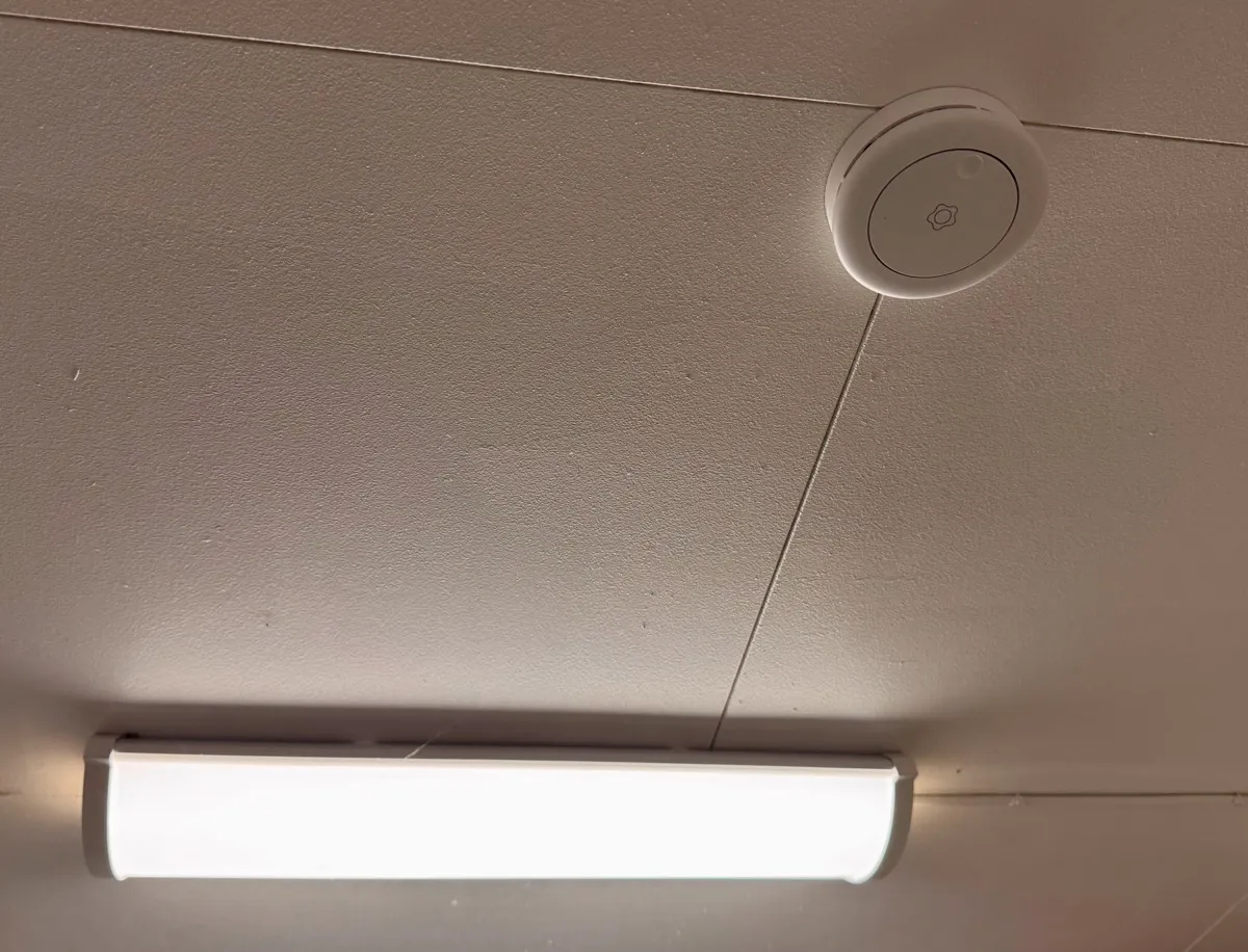 Ikke-smart LED-armaturer til venstre, helt til venstre vises også Verisure røykvarsler, Aqara lysbryter i midten og Aqara bevegelsessensor til høyre