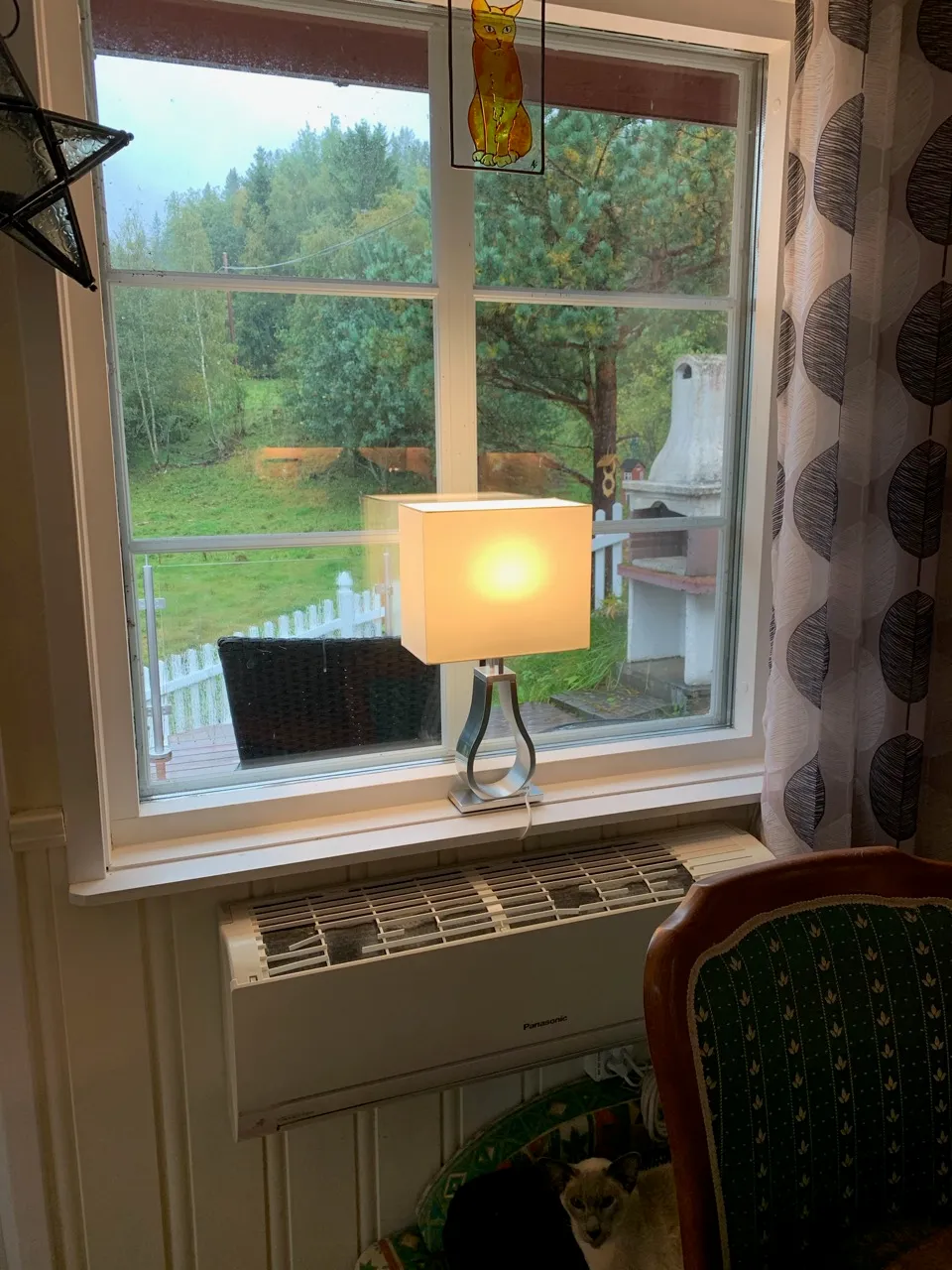 Til venstre, bordlampe med smart pære og vitrineskaplampe med pæretype som det ikke finnes smart versjon av, der sistnevnte er løst ved Namron smart skjøtestripe bak akvariet. Til høyre, ny vinduslampe med smartpære