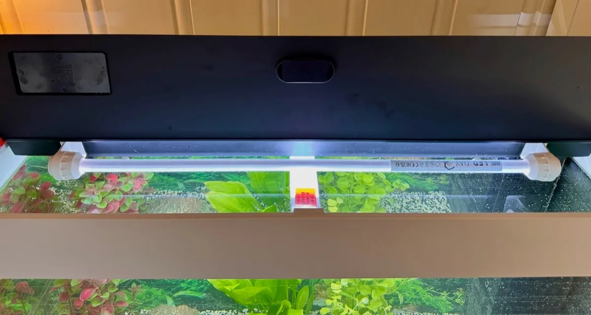 Venstre, akvarium med LED-rør i lokket, høyre Namron-stripen
