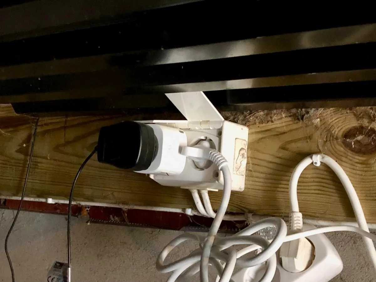 Trådfri smartplugg som styrer LED-lysene, den er plassert i uteboden og under tak så det har ikke vært noe problem at den står i en form for utendørsmiljø