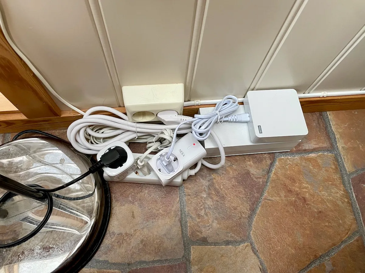 Venstre, takvinduet med installert motorstyring, i midten regnsensor som styrer automatisk lukking og til høyre styringsboks for motorstyringen, som dessverre er nokså stor, og vi har plassert den litt skjult bak/under en stol, og oppå den basestasjonen for Velux-systemet (se omtale under)