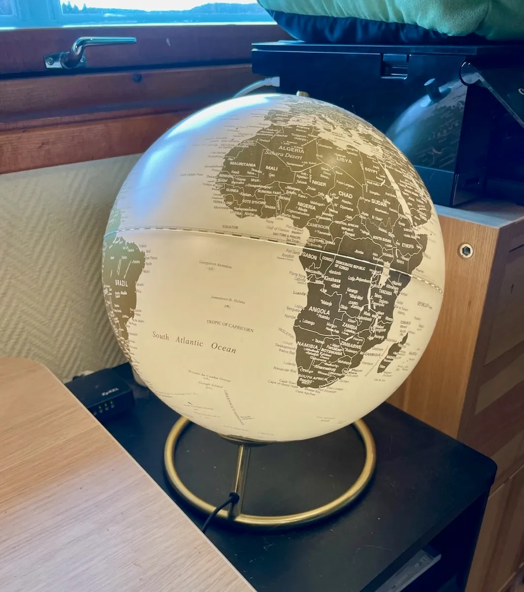 Globusen er koplet til strøm via smartplugg og slås på manuelt/av med Good Night