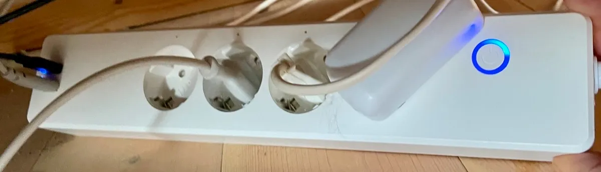 Namron sløyfekontakt, vår er plassert under sofaen og har også gitt mulighet for to ladekabler til iPhone som stikker frem under sofaen