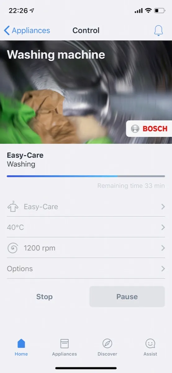 Bosch vaskemaskin og skjermbilde fra Home Connect-appen