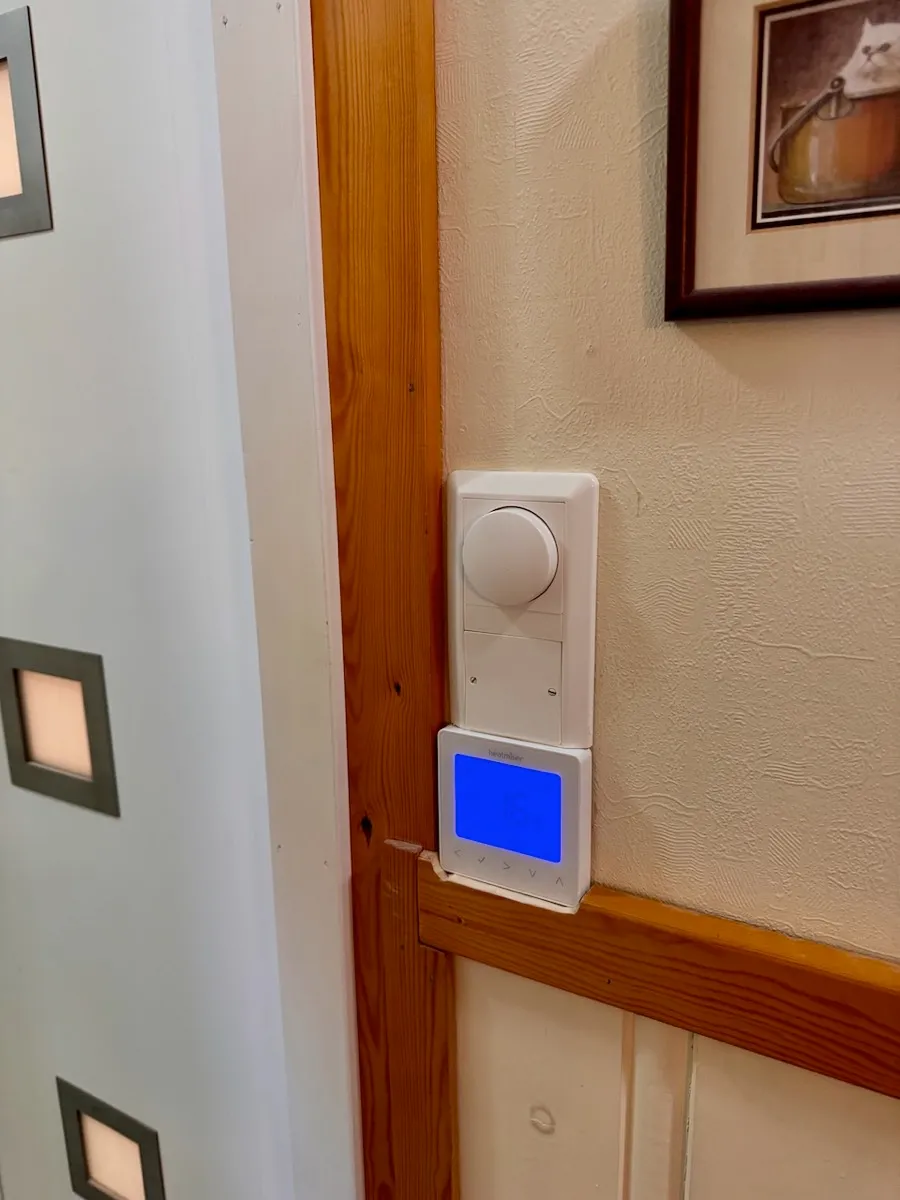 Namron smart dimmer installert der den gamle dimmeren stod (med Heatmiser termostat under og blindlokk der den gamle bryteren stod), noe tillater automatisk styring av alle lysene på badet
