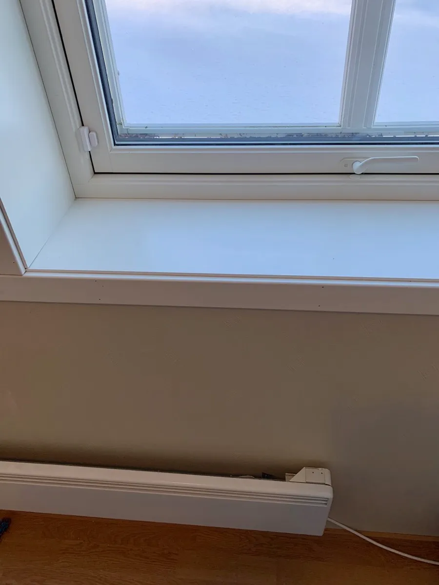 Aqara vindussensor styrer ovnen på veggen under