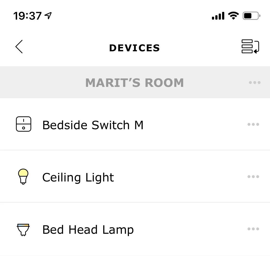 Skjermbilde fra IKEA-appen, der lys og bryter «programmeres» ved å plassere dem i samme rom