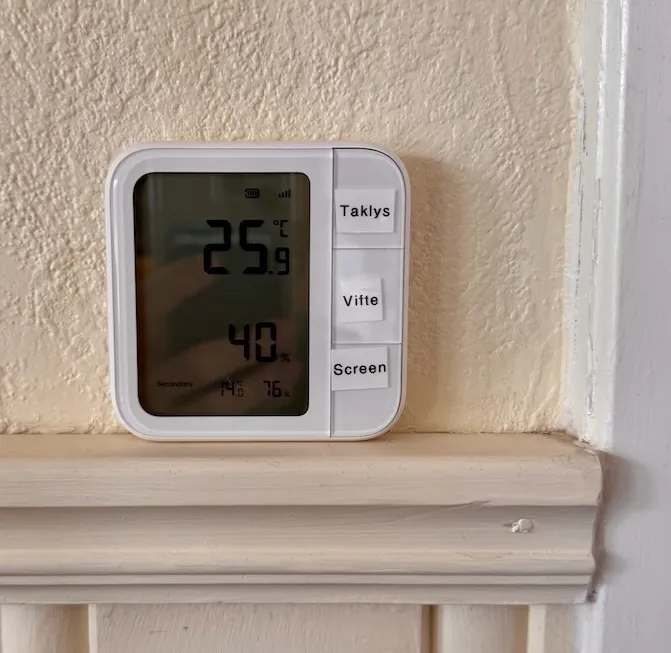 Til venstre, Lindby smart takvifte med LED lyselement, til høyre, Aqara klimasensor/-bryter