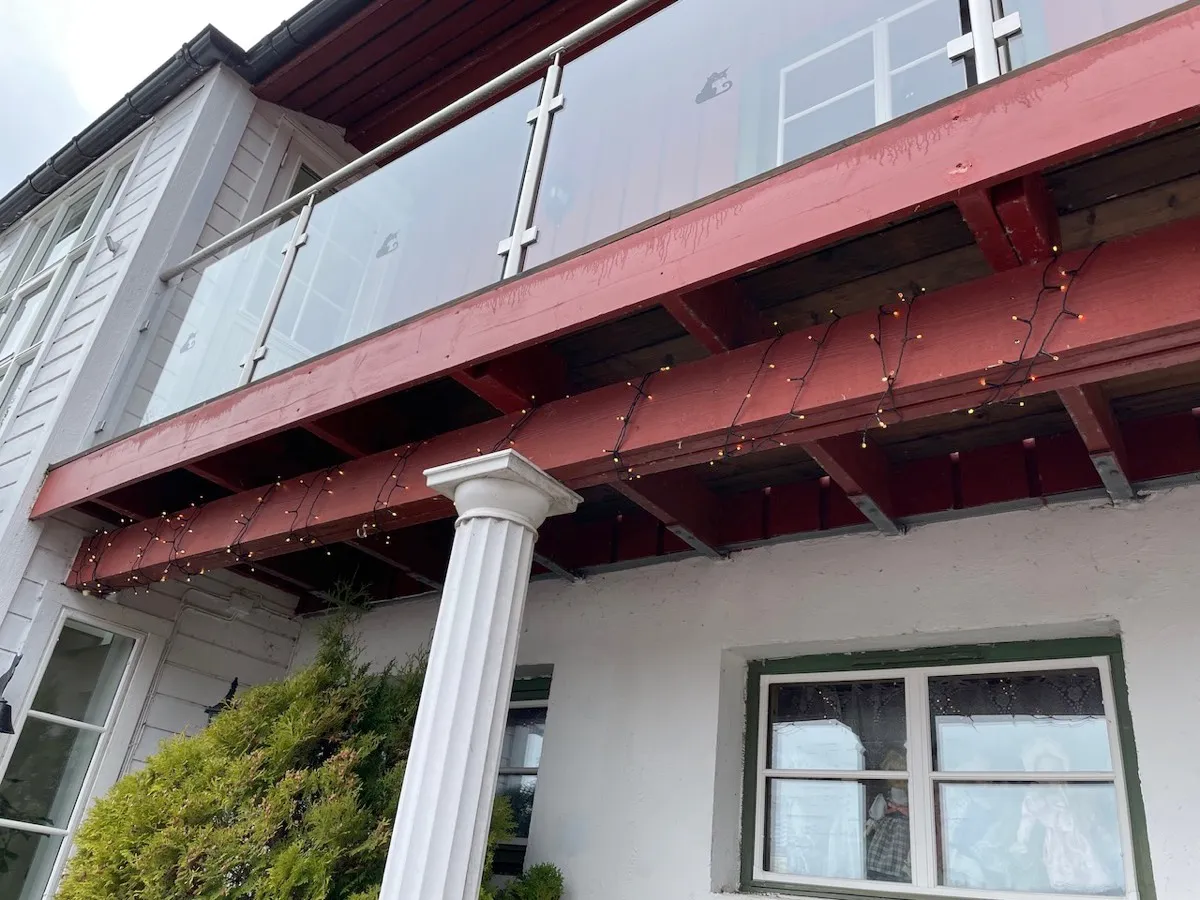 Twinkly lyskjeder, som med 250 lyspunkter gir godt med lys under denne verandaen, selv om det ikke vises så godt her
