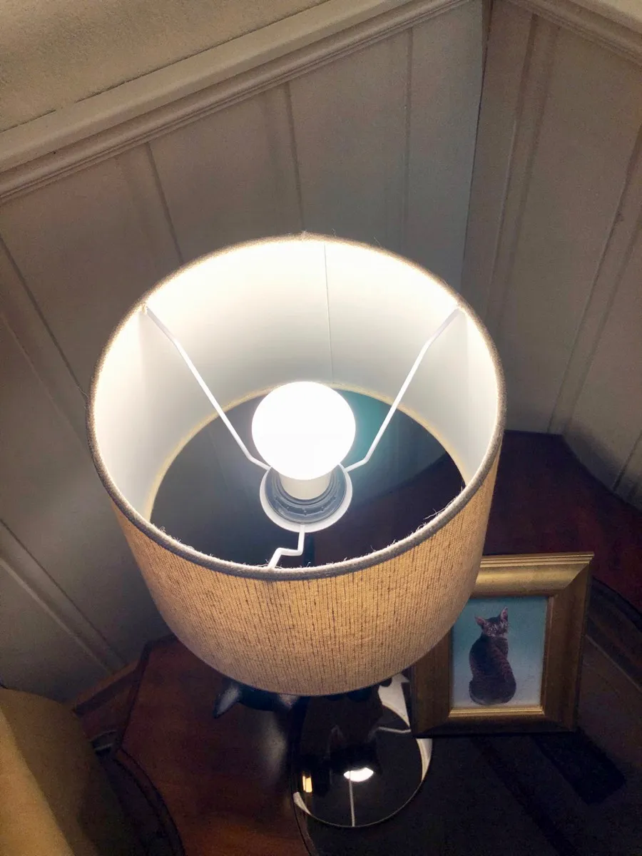 Lampe der gammel skjerm med bøylefeste, som ikke passet noen av smartpærene, ble byttet ut med skjerm med ringfeste