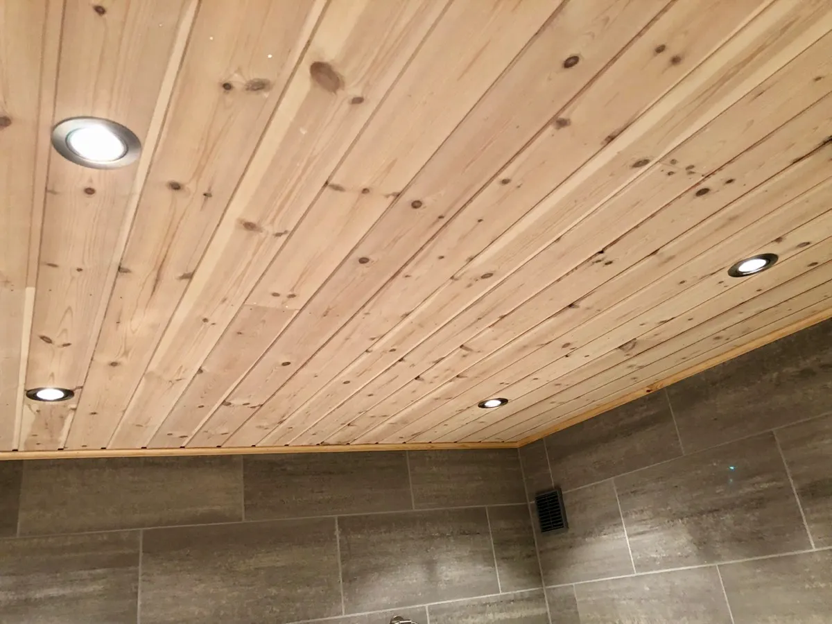 Noen av downlightene på dette badet, en løsning kunne selvsagt vært å bytte ut disse med downlights fra Philips Hue, men dette ville vært dyrere og mer jobb enn å gjøre lysbryteren smartere