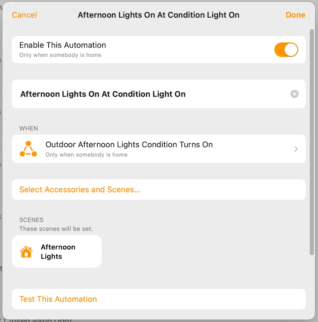 Rutinen som aktiverer den virtuelle bryteren Afternoon Lights Condition 2 timer før solnedgang dersom det er måned september til mars (en slik rutine må settes opp i en app som ControllerForHomeKit) Rutinen der scenen “Afternoon Lights” aktiveres når den virtuelle bryteren slås på