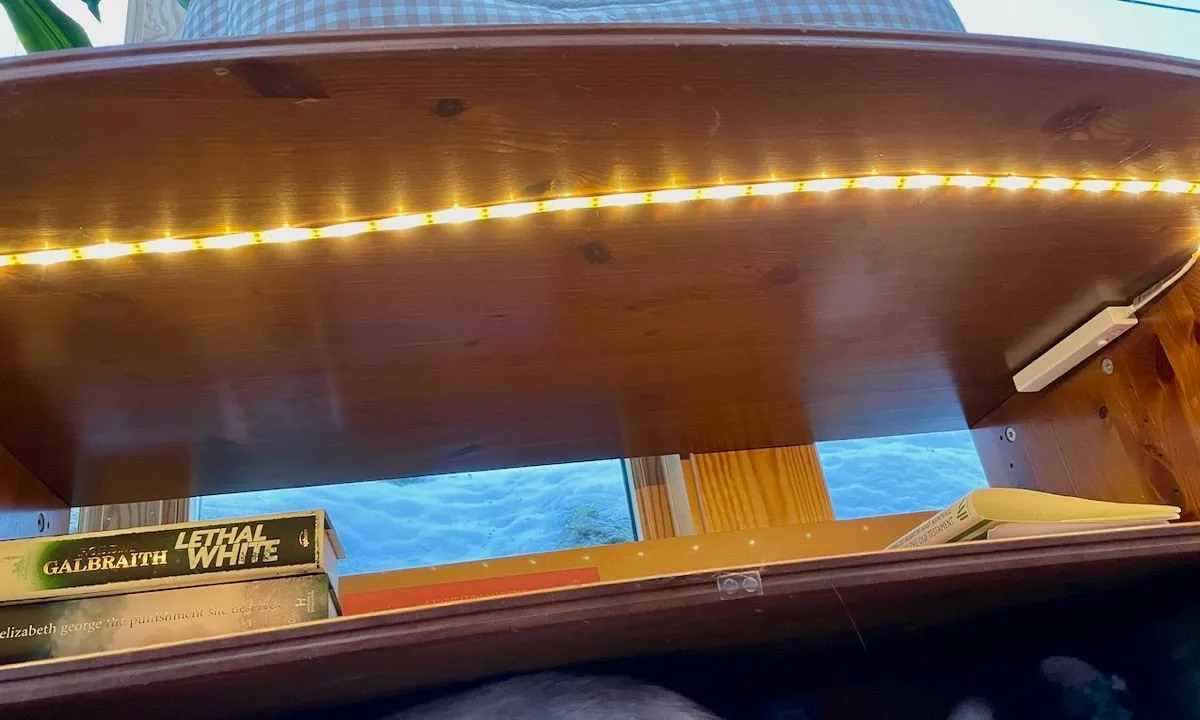 LED lysstripe i bokskap