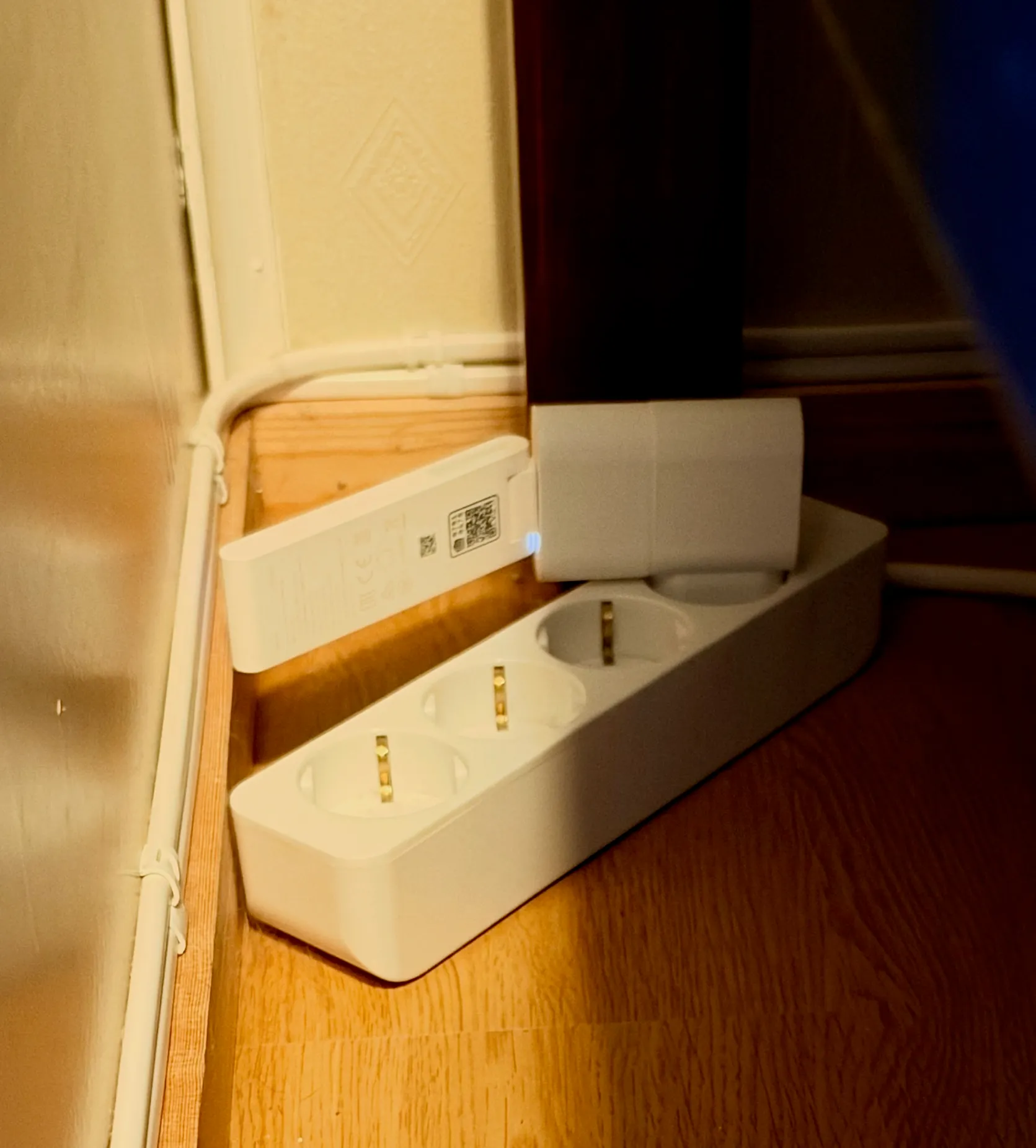 Aqara M100 basestasjon koplet i en IKEA signalforsterker, som har et USB-uttak