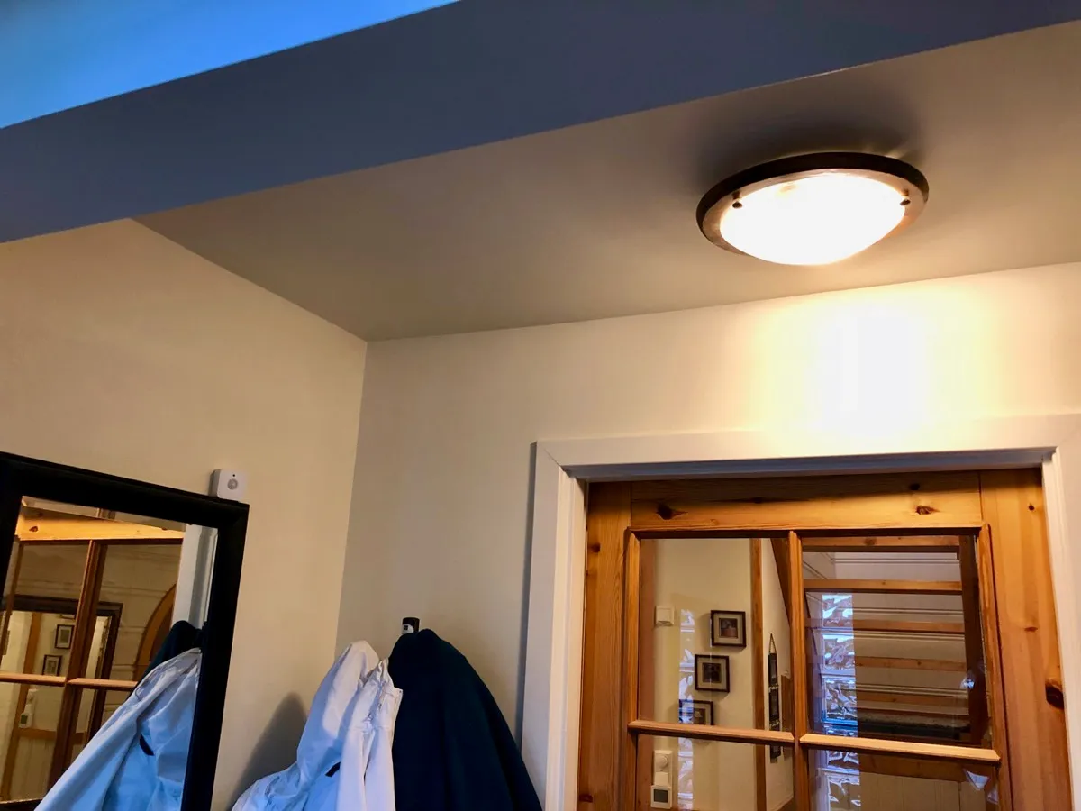 Smartpæren i taklampen styres av flere sensorer, både Aqara bevegelsessensor her, Hue bevegelsessensor i gangen innenfor samt dørsensoren på ytterdøren