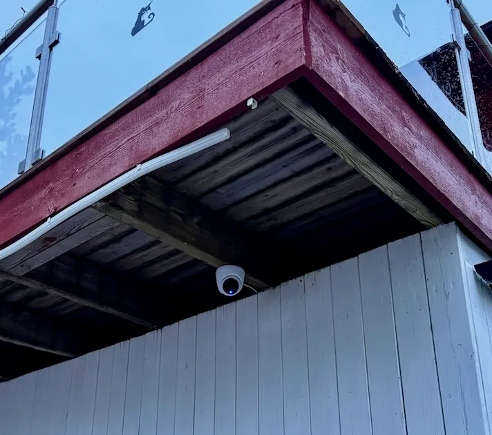 UniFi-kameraet montert under verandaen slik at det overvåker kattegården